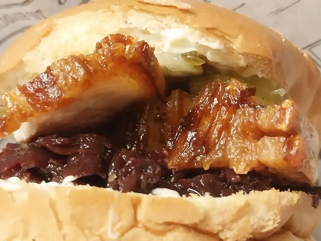 Flæskestegssandwich med rødkål og sprød svær