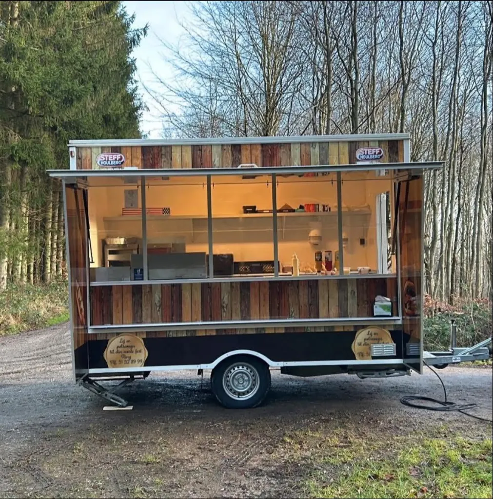 Pølsevognen oplyst indefra i en skovkant
